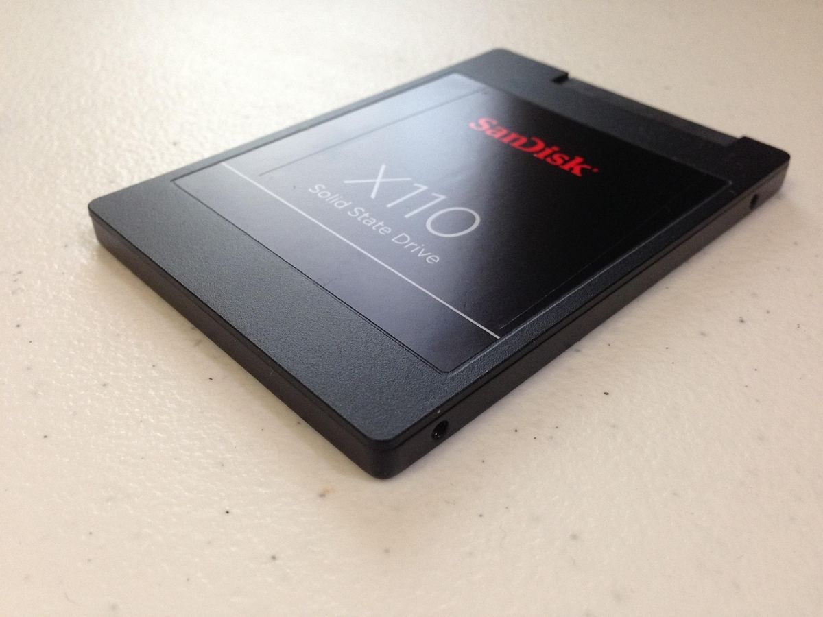 SSD SanDisk X110 sur fond neutre SSD SanDisk X110 sur fond neutre