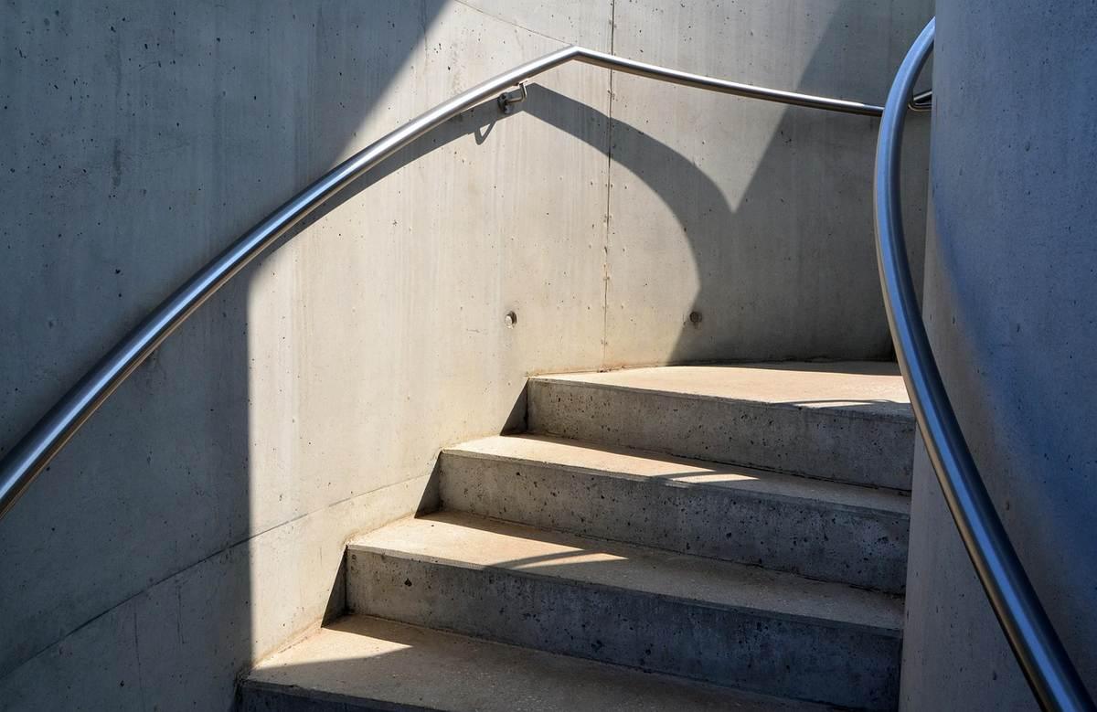 Marche d'escalier en béton qui se désolidarise du limon : réagir vite