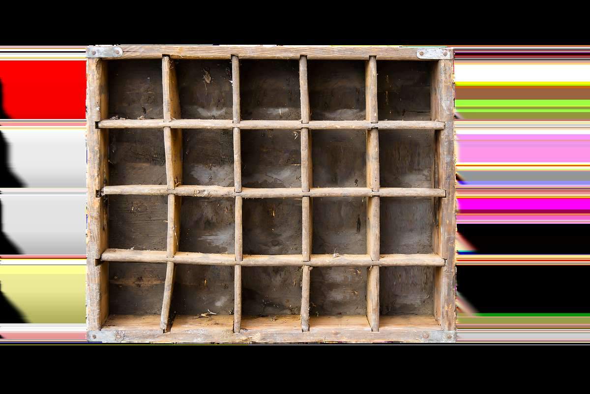 Meuble de rangement en bois vieilli avec compartiments multiples, vides et poussiéreux